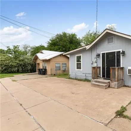 Image 2 - 1133 East Henderson Street, Cleburne, TX 76031, USA - House for sale