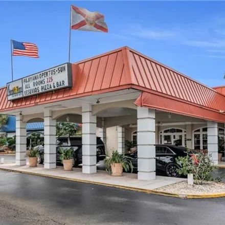 Image 2 - Gulfcoast Inn Naples, 2555 Tamiami Trail North, Naples, FL 34103, USA - Condo for sale