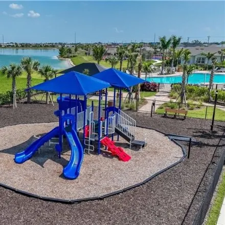 Image 7 - 354 Spring Hill Lake Loop, Cape Coral, Florida, 33993 - House for sale