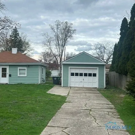 Buy this 2 bed house on 1040 Hugo Street in Maumee, OH 43537