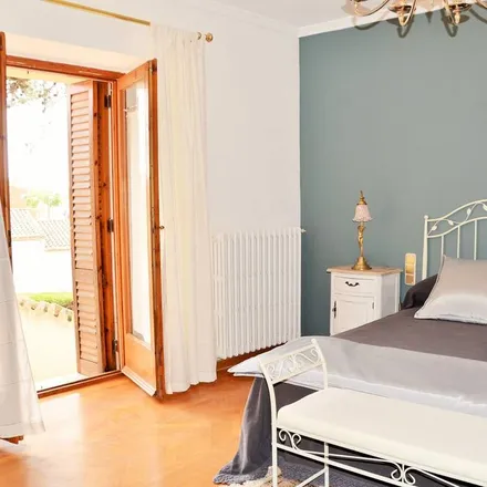 Rent this 6 bed house on Vilafranca del Penedès in Carrer del Comerç, 08720 Vilafranca del Penedès