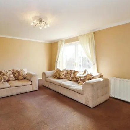Image 3 - Meldrum Court, Dunfermline, KY11 4XR, United Kingdom - Townhouse for sale