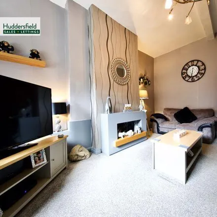 Rent this 3 bed townhouse on Quaker Lane in Huddersfield, HD1 4SL