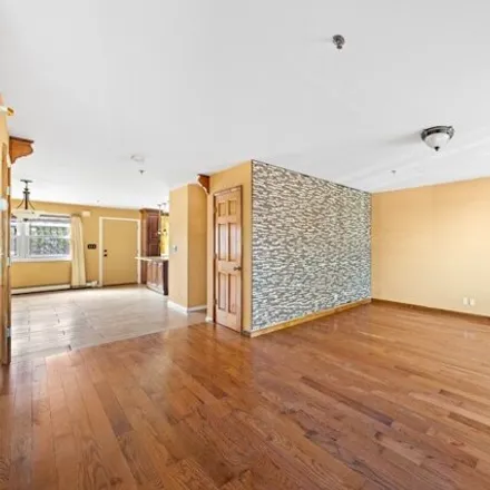 Image 3 - 566 Schroeders Avenue, New York, NY 11239, USA - House for sale
