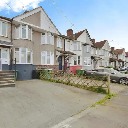 Rent this 3 bed duplex on Holmsdale Grove in London, DA7 6NY