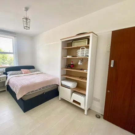 Rent this 1 bed room on Osterley Avenue in London, TW7 4QF