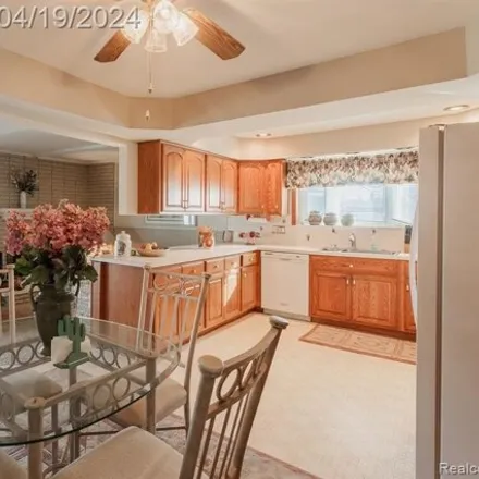 Image 3 - 33302 Viceroy Drive, Sterling Heights, MI 48310, USA - House for sale