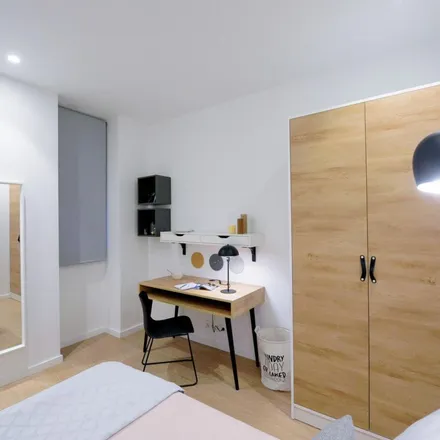 Rent this 5 bed apartment on Carrer de Salamanca in 46, 46005 Valencia