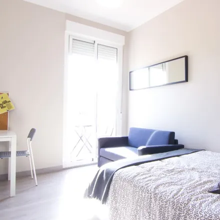 Rent this 6 bed room on Avinguda del Regne de València in 63, 46005 Valencia
