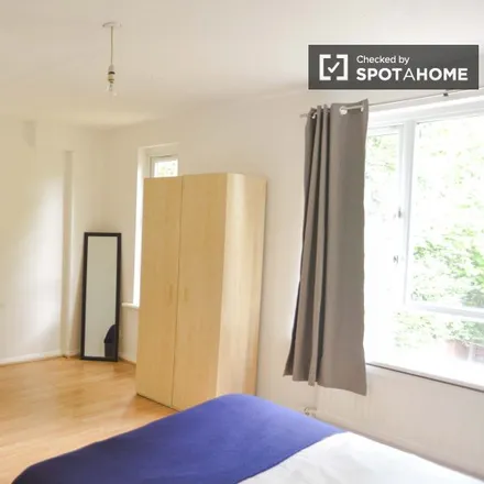 Rent this 5 bed room on Ironside House in Lindisfarne Way, London
