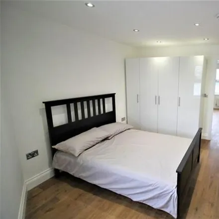 Image 4 - Old Woolwich Road, London, London, Se10 - Apartment for rent