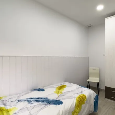 Rent this 4 bed room on Carrer dels Ferrocarrils Catalans in 83, 08038 Barcelona