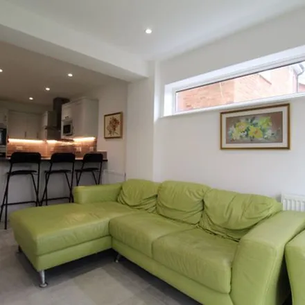 Rent this 6 bed apartment on Woodside Road in Southway, Guildford