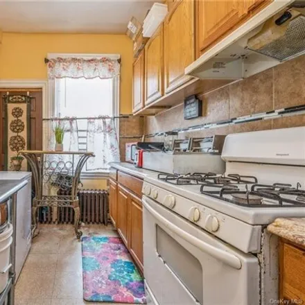 Image 7 - 671 East 224th Street, New York, NY 10466, USA - House for sale