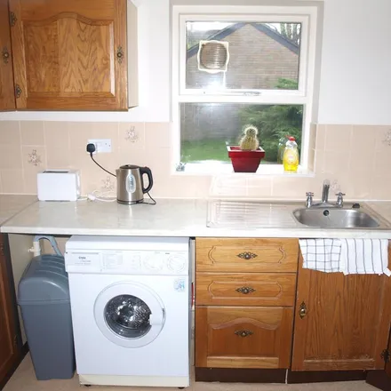 Image 2 - The Spinney, Hutton, CM13 1AS, United Kingdom - Apartment for rent