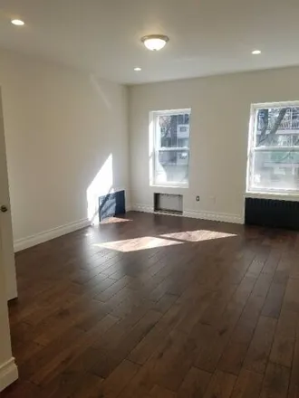 Rent this 4 bed townhouse on 320 East 30th Street in New York, NY 10016