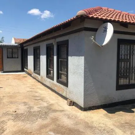 Rent this 3 bed apartment on Umbuluzi Avenue in Johannesburg Ward 44, Soweto