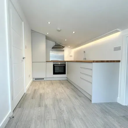 Rent this 4 bed apartment on Seven Sisters Road in London, N15 5LX