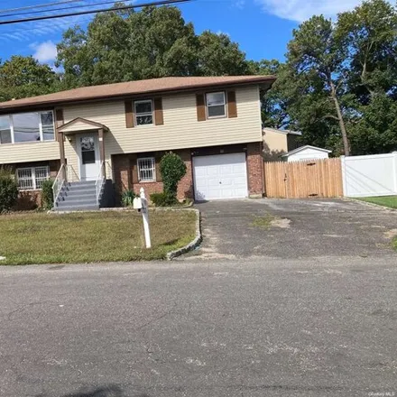 Rent this 3 bed apartment on 15 Wilson Ave in Deer Park, New York