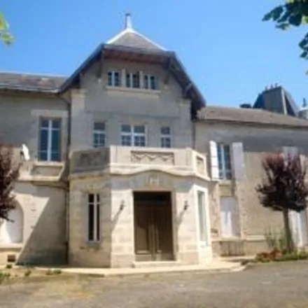 Rent this 4 bed house on La Coquille