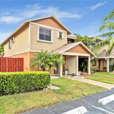 Image 2 - 10443 Northwest 3rd Street, Pembroke Pines, FL 33026, USA - Townhouse for sale