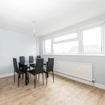 Image 3 - Brendon Avenue, Luton, LU2 9LG, United Kingdom - Townhouse for sale