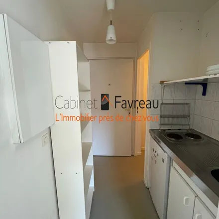 Image 4 - Cabinet Favreau, 2 Avenue de la République, 94250 Gentilly, France - Apartment for rent