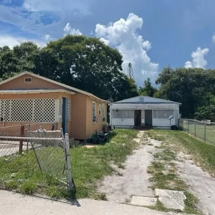 Buy this 4 bed duplex on 507 North 17th Street in Fort Pierce, FL 34950