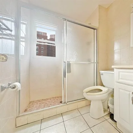 Image 5 - 43-64 Bowne Street, New York, NY 11355, USA - House for sale