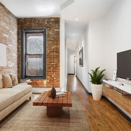 Rent this 3 bed townhouse on 509 East 87th Street in New York, NY 10128