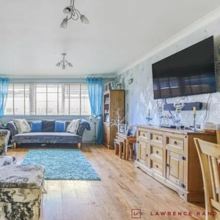 Image 2 - Willow Tree Close, London, UB10 8RD, United Kingdom - Townhouse for sale