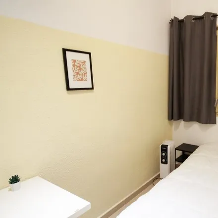 Rent this 4 bed room on La Vida Infantil in Carrer del Comandant Benítez, 11