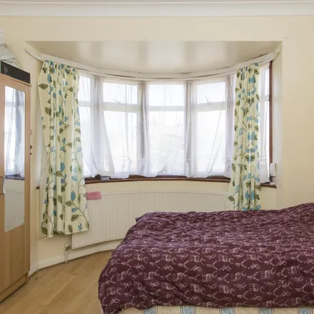 Rent this 6 bed room on Bowes Road in London, W3 7AD