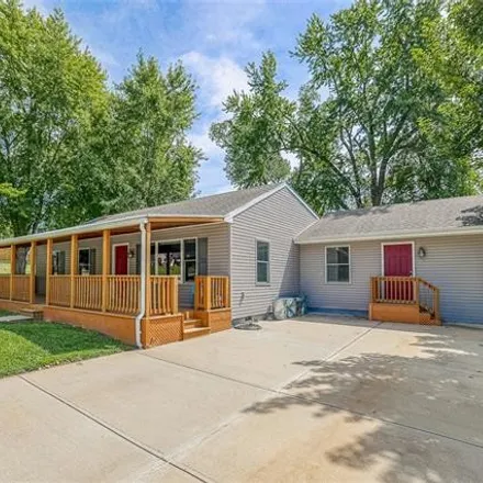 Image 2 - 8101 Armstrong Avenue, Kansas City, KS 66112, USA - House for sale