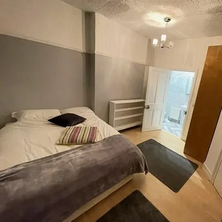 Image 1 - Cranley Gardens, London, SM6 9PP, United Kingdom - House for rent