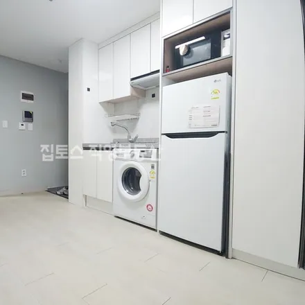 Rent this studio apartment on 서울특별시 성동구 송정동 66-18