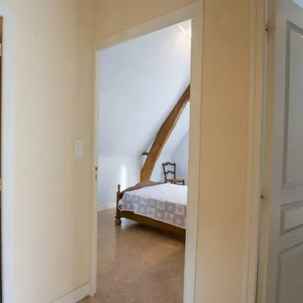 Rent this 5 bed townhouse on 24590 Borrèze