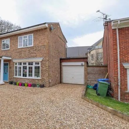 Buy this 4 bed house on Woodlands Close in Farnborough, GU17 9HZ