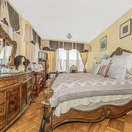 Image 7 - 881 Linden Boulevard, New York, NY 11203, USA - House for sale