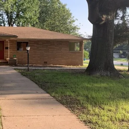 Buy this 3 bed house on 1671 South Grant Avenue in Springfield, MO 65807