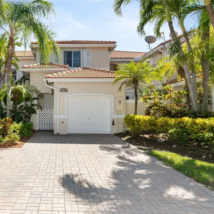 Buy this 2 bed townhouse on 1132 Chestnut Lane in Hollywood, FL 33019