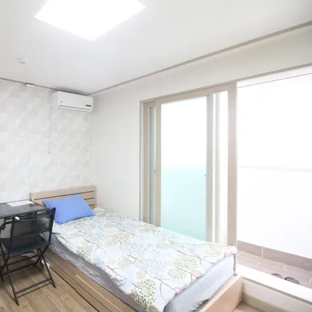 Rent this studio apartment on 172-5 Nonhyeon-dong in Gangnam-gu, Seoul