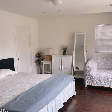 Rent this 2 bed house on Alhambra