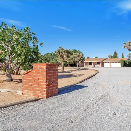 Image 2 - 7701 Palomar Avenue, Yucca Valley, CA 92284, USA - House for sale