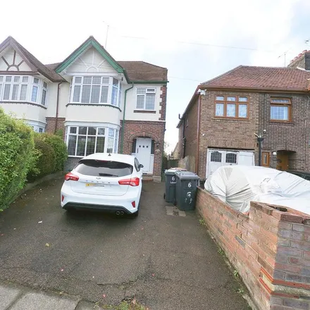 Rent this 3 bed duplex on Fountains Road in Luton, LU3 1LY