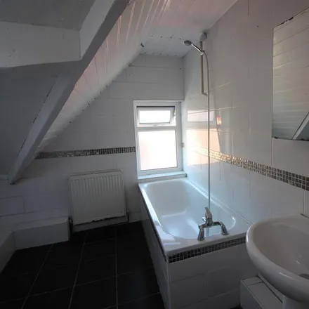 Image 1 - Queen's Road, Leeds, LS6 1PA, United Kingdom - House for rent