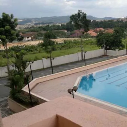 Rent this 3 bed apartment on Lipis