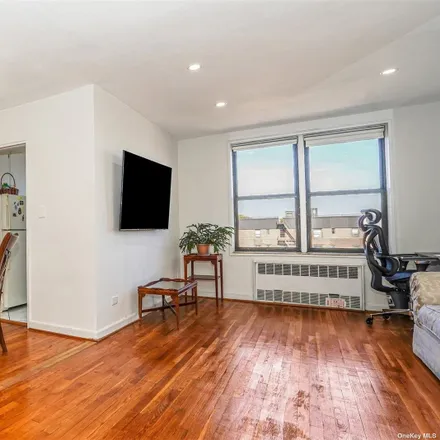 Image 4 - 33-06 92nd Street, New York, NY 11372, USA - Condo for sale