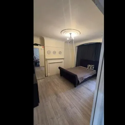 Image 3 - Greenstead Avenue, London, IG8 7ER, United Kingdom - House for rent