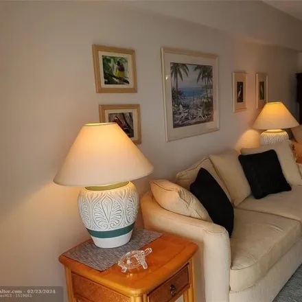 Image 6 - 3355 Southeast 15th Street, Lauderdale-by-the-Sea, Broward County, FL 33062, USA - Condo for sale